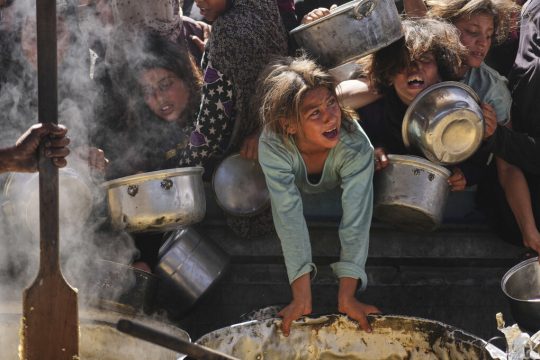 Γαζα- παιδιά αγωνίζονται για ένα πιάτο φαγητό στα συσίτια